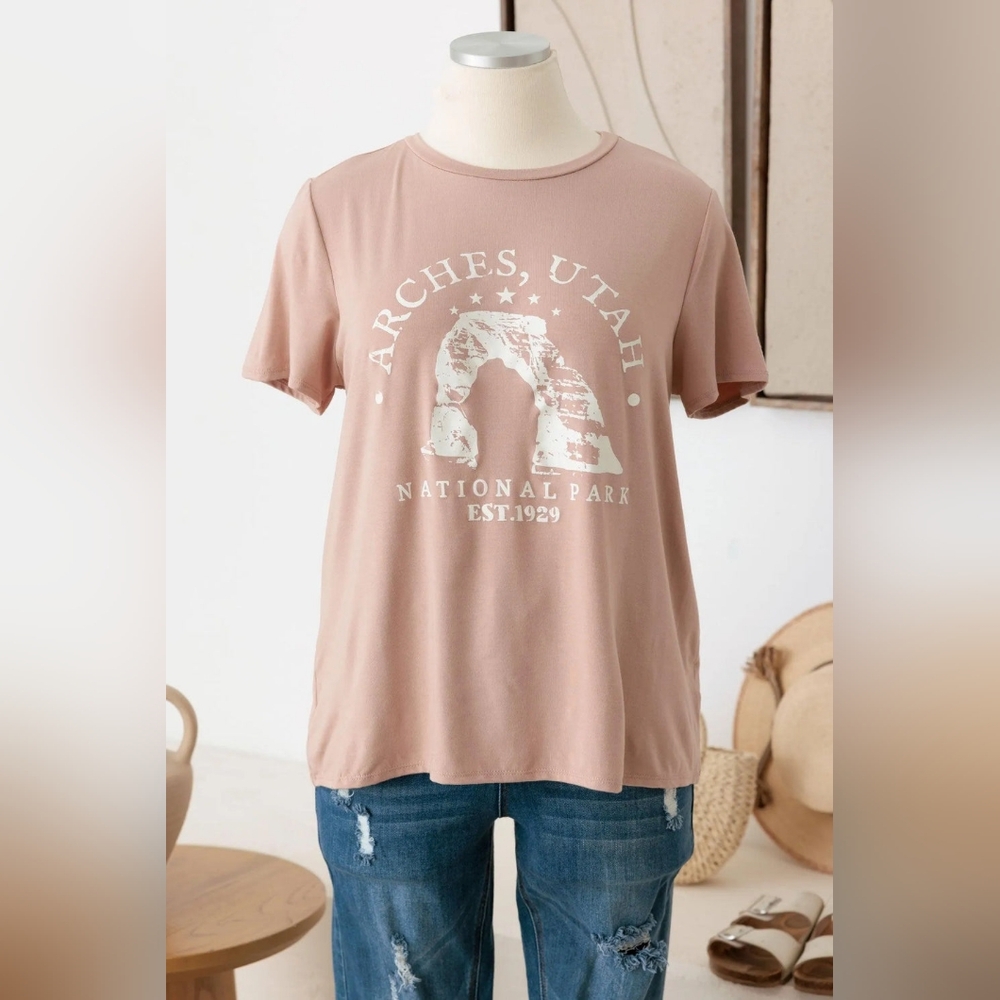 Gilli Arches Utah Desert Graphic Tee Light Mocha 1X | Made in USA